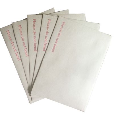 Envase con cartón de cartón gris con papel Kraft marrón